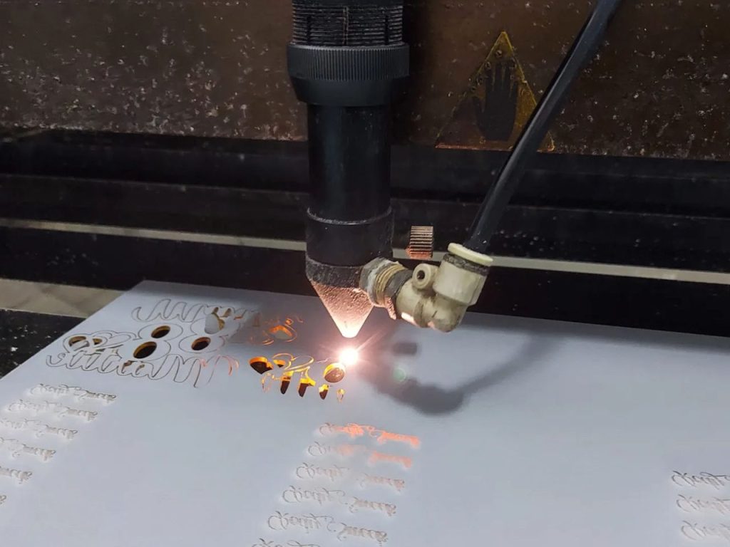 servicii de decupare și gravare laser CO2 cu precizie a diverse materiale: placaj de lemn,hârtie,carton,MDF,Decupare sticla organica,Taiere laser CO2,Taiere gravare laser CO2,Gravare laser CO2,Debitare laser CO2,taiere laser cu precizie